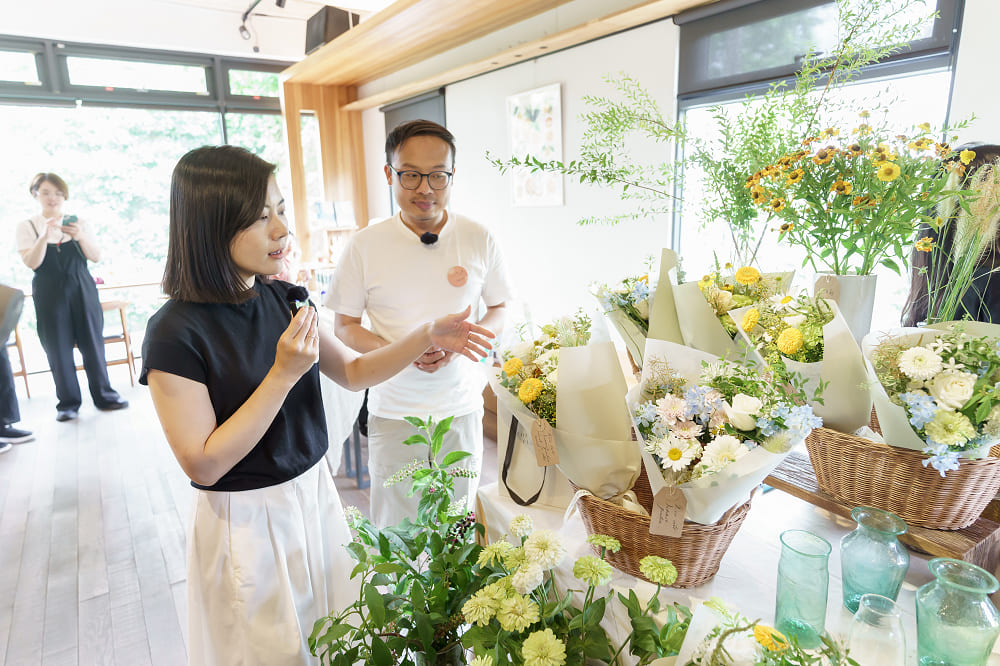 花藝品牌The Ribbon Florist主理人正為IG直播主持人袁常捷介紹今日活動花款的設計。